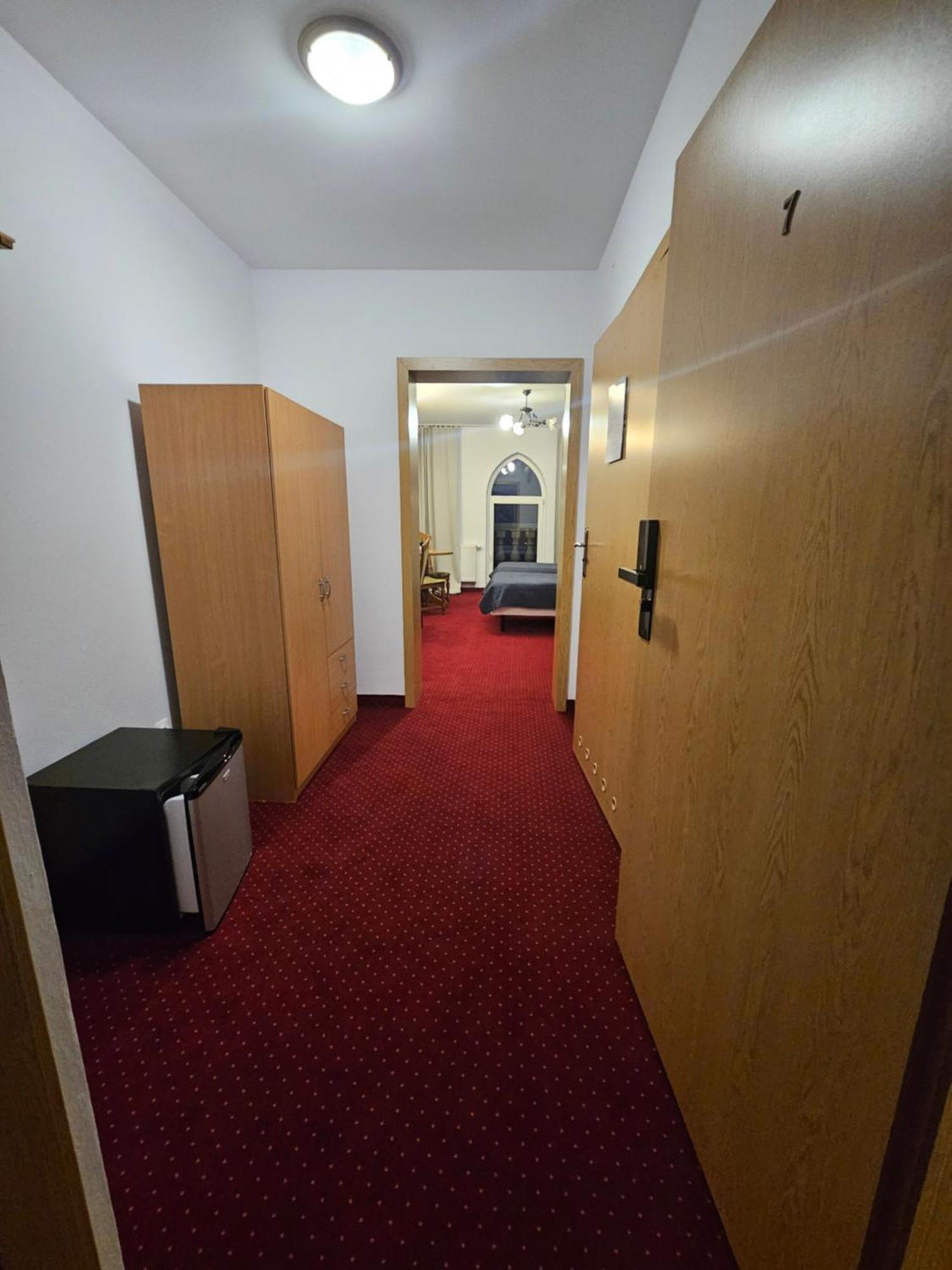 Zamek Camelot Hotel Debica  Bagian luar foto