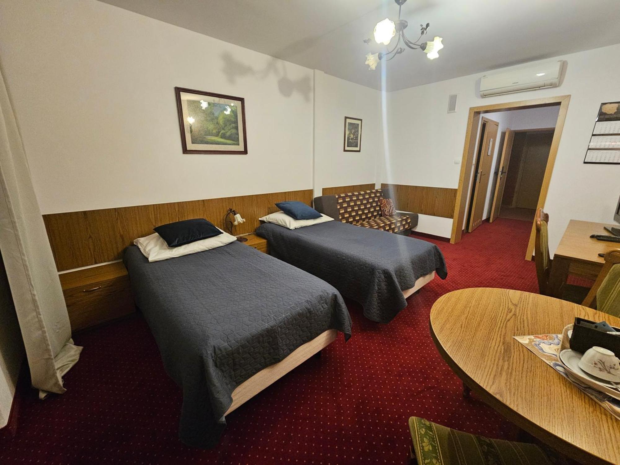 Zamek Camelot Hotel Debica  Bagian luar foto