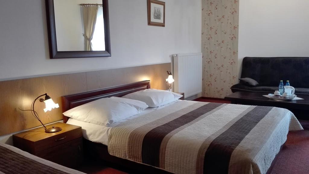 Zamek Camelot Hotel Debica  Bagian luar foto
