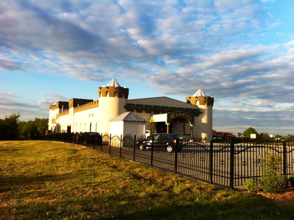 Zamek Camelot Hotel Debica  Bagian luar foto