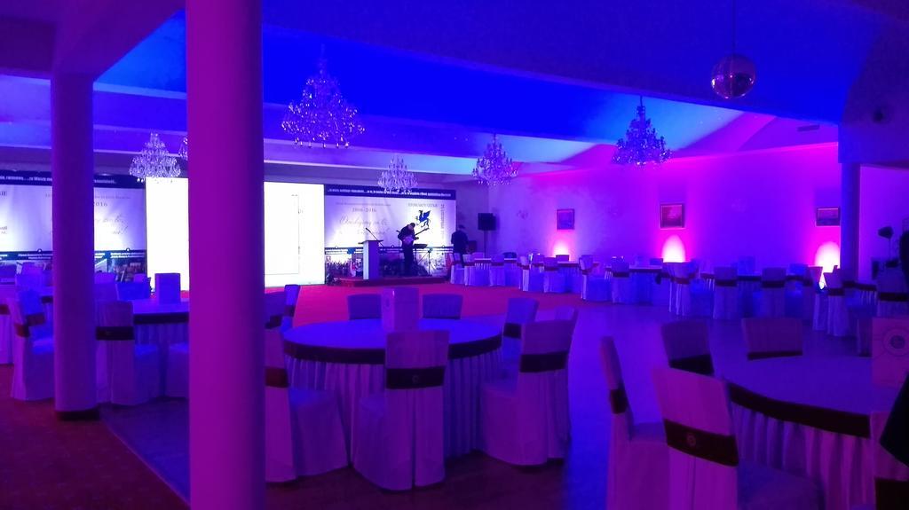Zamek Camelot Hotel Debica  Bagian luar foto