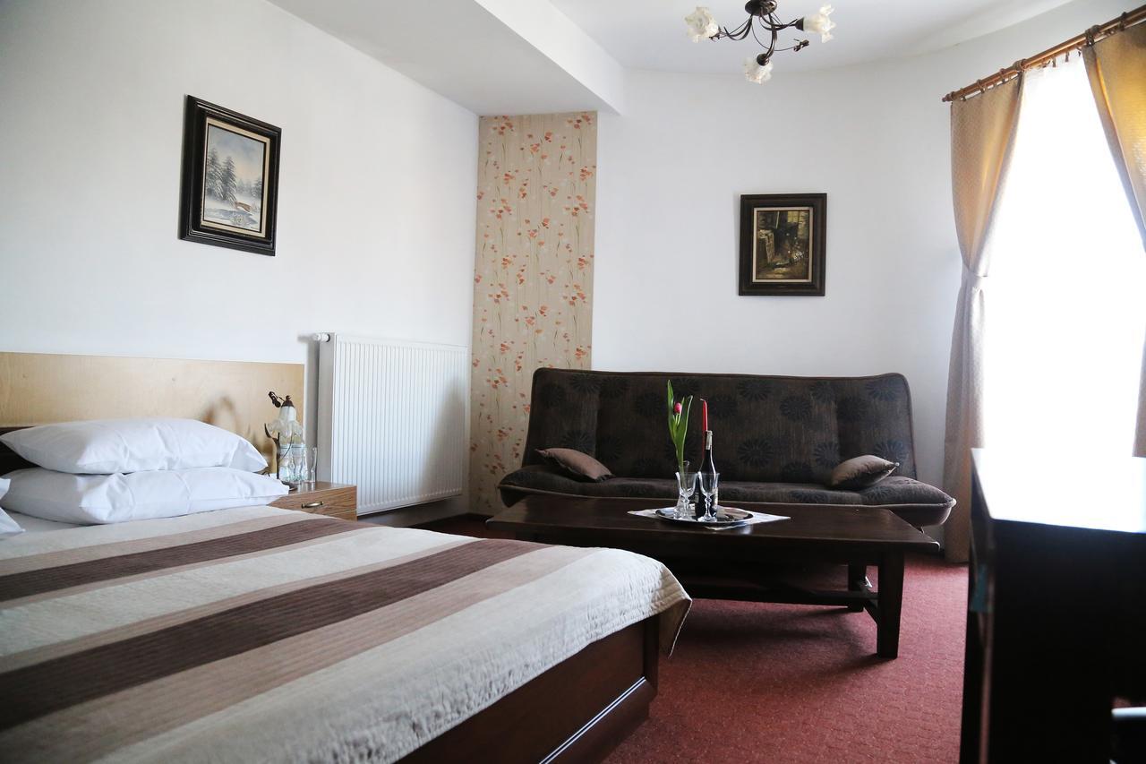 Zamek Camelot Hotel Debica  Bagian luar foto