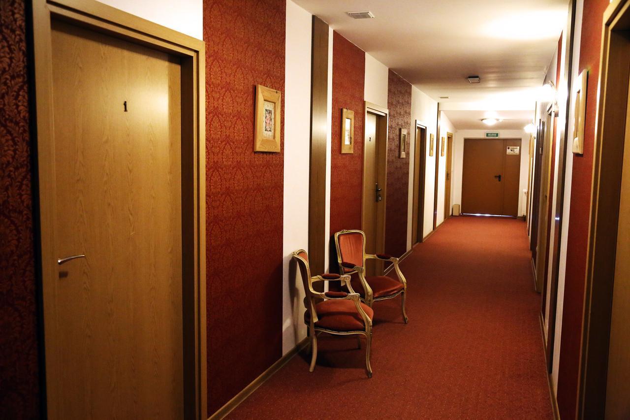 Zamek Camelot Hotel Debica  Bagian luar foto